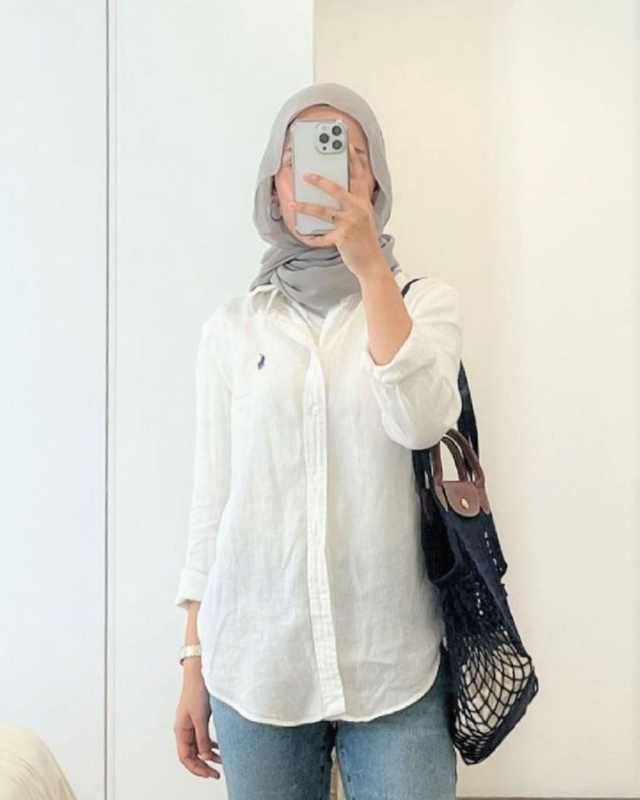 Kombinasi Warna Baju untuk Jilbab Abu-abu